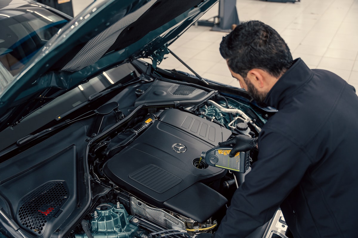 Mecânico profissional fazendo manutenção no motor de um carro
