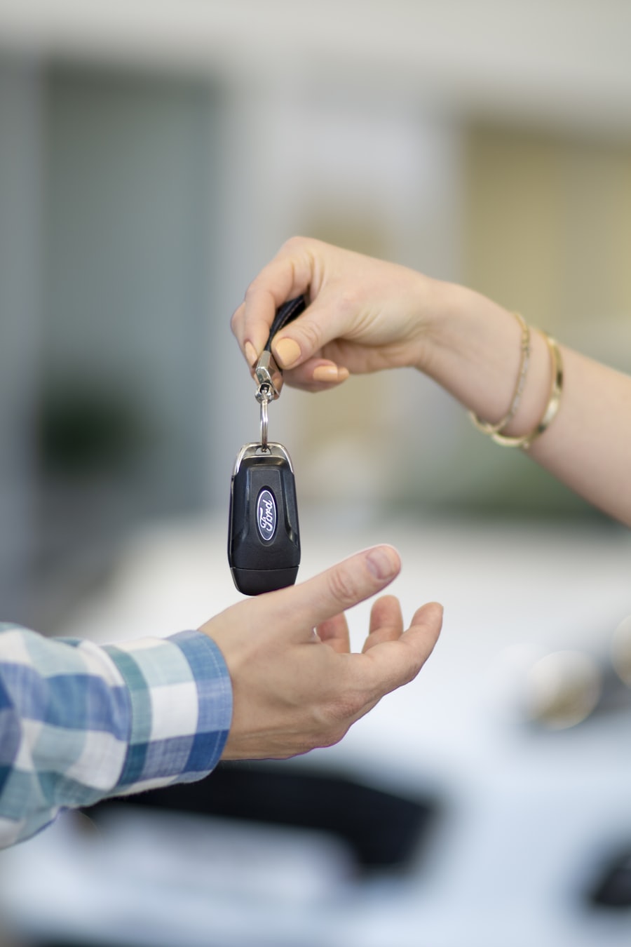 Uma pessoa entregando a chave do carro para outra